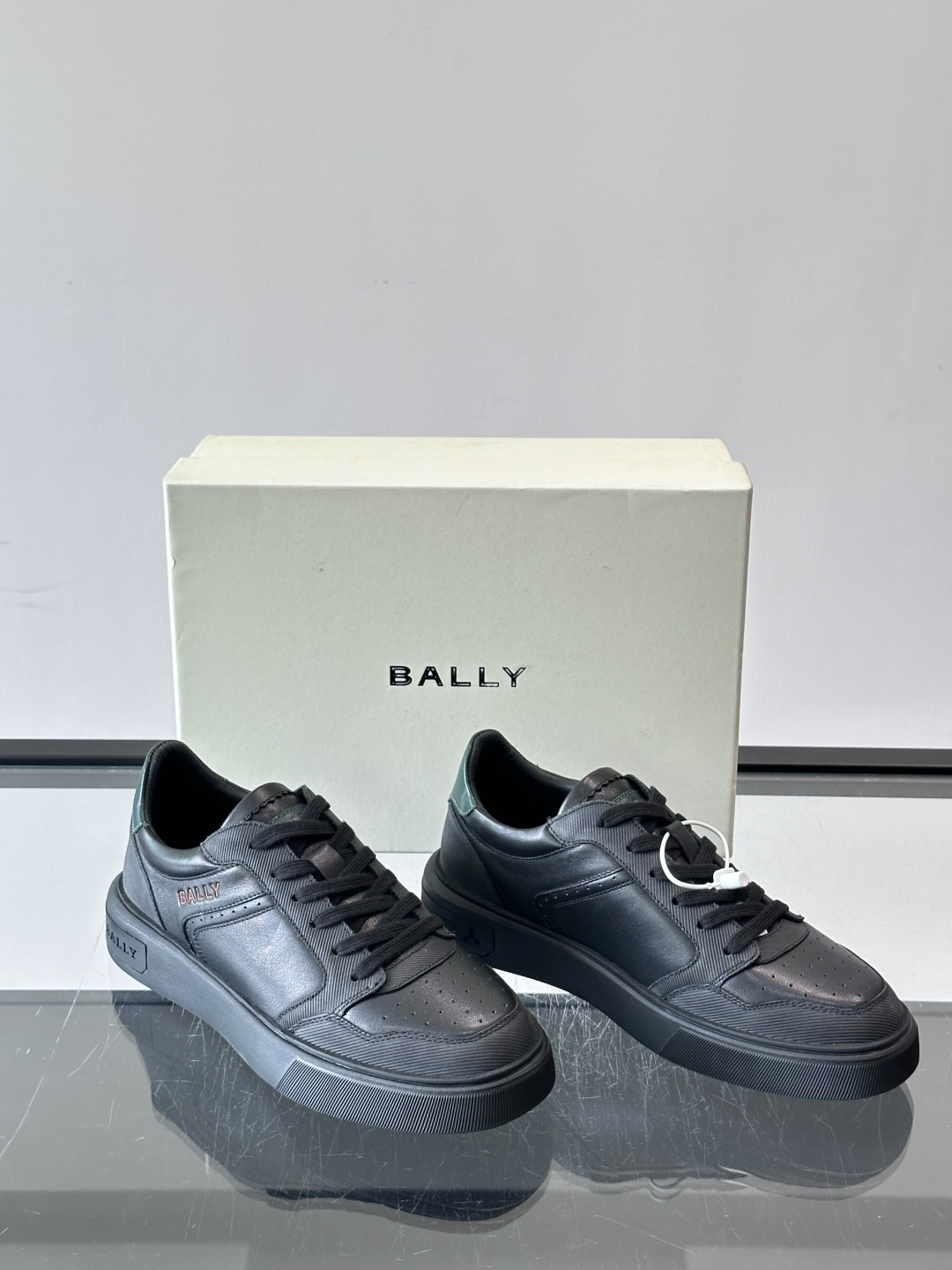 Bally B-Stroke 板鞋,皮革搭配麂皮拼接,酒红色鞋舌点缀,橡胶厚底,鞋侧有"BALLY"压印。 这款 Bally B-Stroke 板鞋,皮革搭配麂皮拼接,酒红色鞋舌点缀,橡胶厚底,鞋侧有"BALLY"压印。 这款