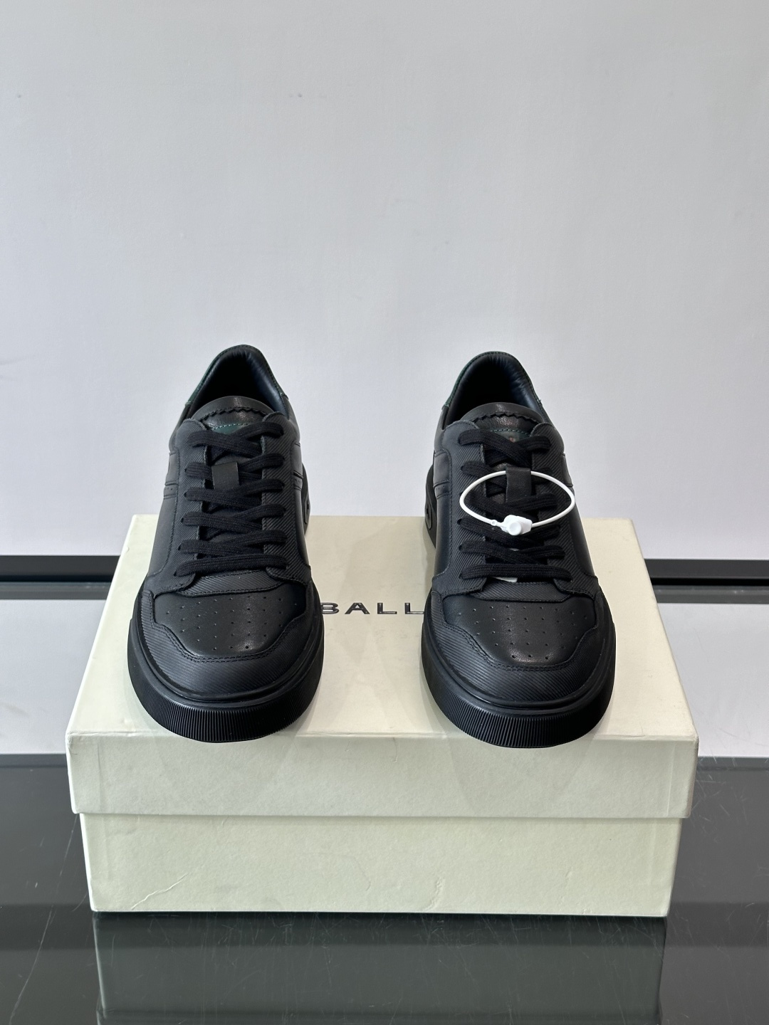 Bally B-Stroke 板鞋,皮革搭配麂皮拼接,酒红色鞋舌点缀,橡胶厚底,鞋侧有"BALLY"压印。 这款 Bally B-Stroke 板鞋,皮革搭配麂皮拼接,酒红色鞋舌点缀,橡胶厚底,鞋侧有"BALLY"压印。 这款