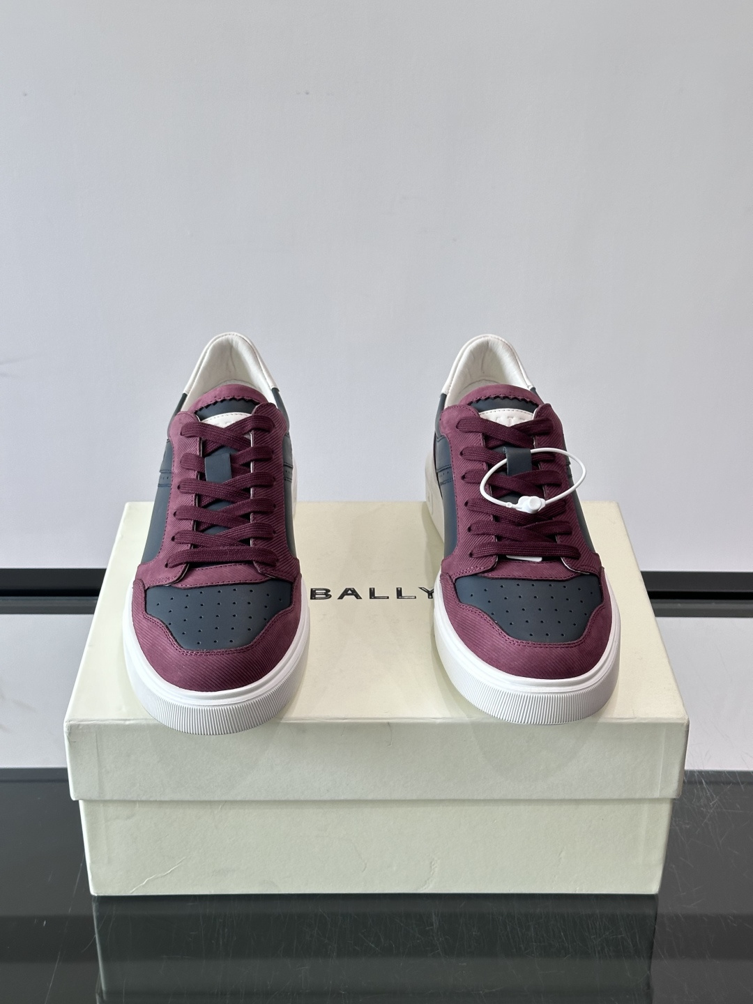 Bally B-Stroke 板鞋,皮革搭配麂皮拼接,酒红色鞋舌点缀,橡胶厚底,鞋侧有"BALLY"压印。 这款 Bally B-Stroke 板鞋,皮革搭配麂皮拼接,酒红色鞋舌点缀,橡胶厚底,鞋侧有"BALLY"压印。 这款