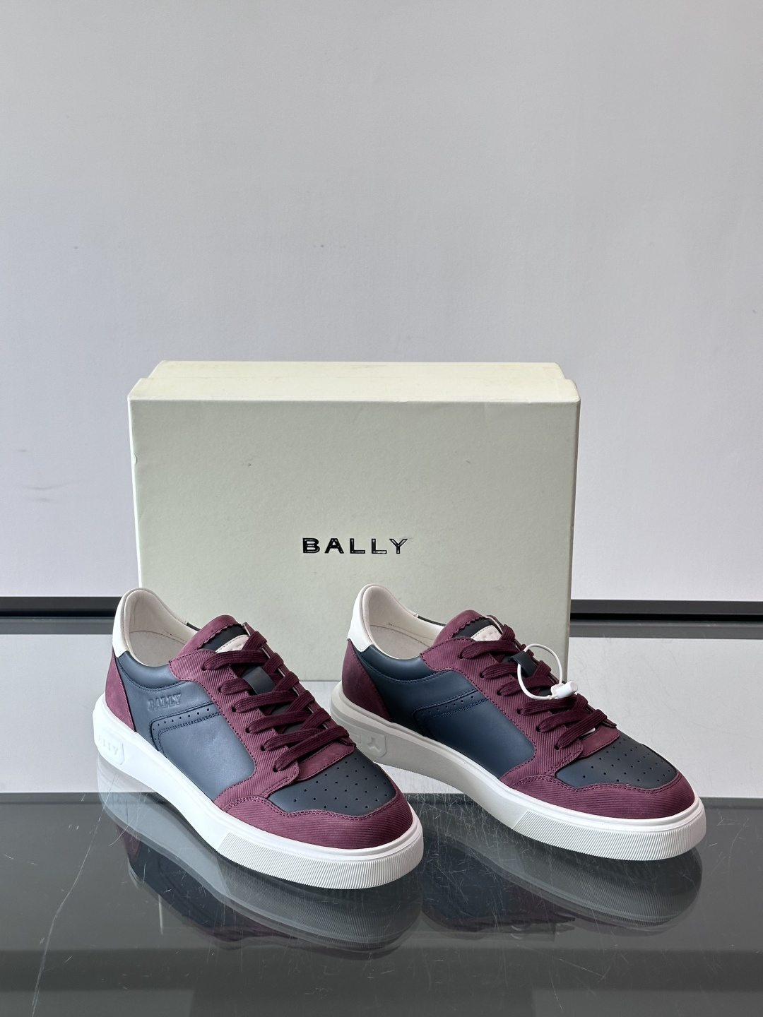Bally B-Stroke 板鞋,皮革搭配麂皮拼接,酒红色鞋舌点缀,橡胶厚底,鞋侧有"BALLY"压印。 这款 Bally B-Stroke 板鞋,皮革搭配麂皮拼接,酒红色鞋舌点缀,橡胶厚底,鞋侧有"BALLY"压印。 这款