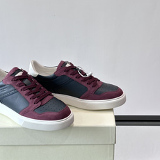 Bally B-Stroke 板鞋,皮革搭配麂皮拼接,酒红色鞋舌点缀,橡胶厚底,鞋侧有"BALLY"压印。 这款 Bally B-Stroke 板鞋,皮革搭配麂皮拼接,酒红色鞋舌点缀,橡胶厚底,鞋侧有"BALLY"压印。 这款