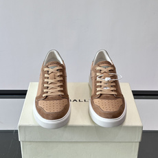 Bally B-Stroke 板鞋,皮革搭配麂皮拼接,酒红色鞋舌点缀,橡胶厚底,鞋侧有"BALLY"压印。 这款 Bally B-Stroke 板鞋,皮革搭配麂皮拼接,酒红色鞋舌点缀,橡胶厚底,鞋侧有"BALLY"压印。 这款
