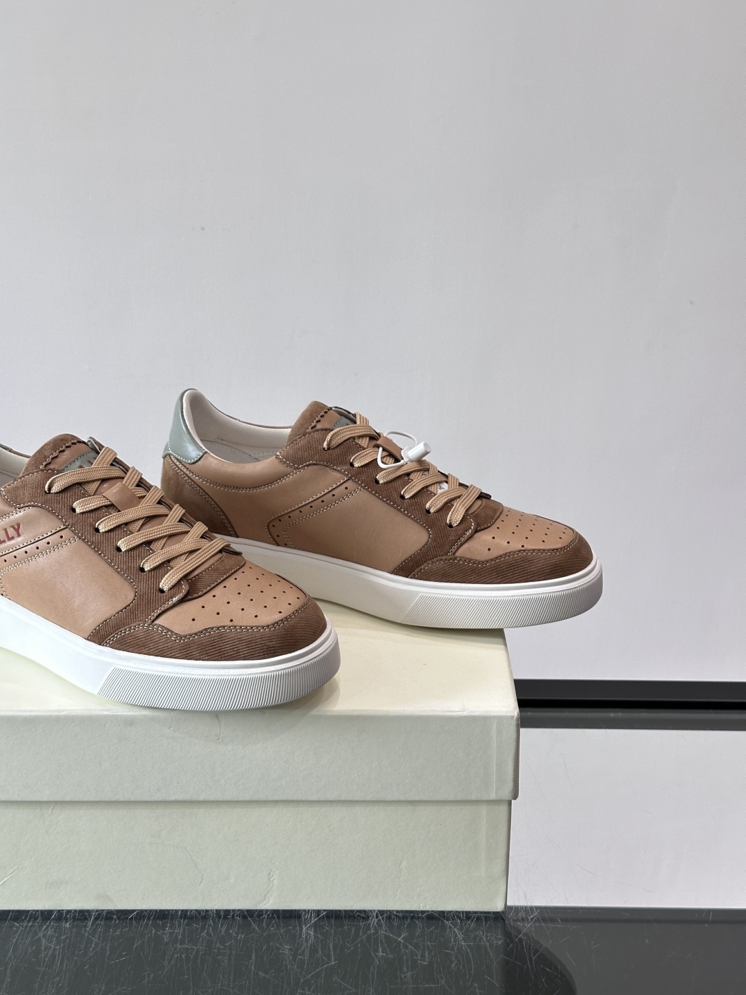 Bally B-Stroke 板鞋,皮革搭配麂皮拼接,酒红色鞋舌点缀,橡胶厚底,鞋侧有"BALLY"压印。 这款 Bally B-Stroke 板鞋,皮革搭配麂皮拼接,酒红色鞋舌点缀,橡胶厚底,鞋侧有"BALLY"压印。 这款