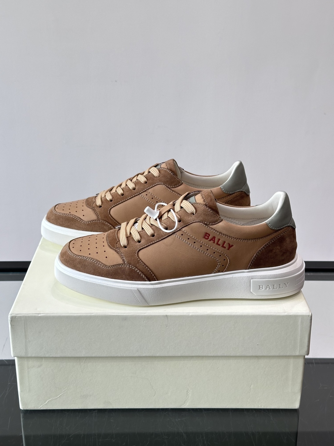 Bally B-Stroke 板鞋,皮革搭配麂皮拼接,酒红色鞋舌点缀,橡胶厚底,鞋侧有"BALLY"压印。 这款 Bally B-Stroke 板鞋,皮革搭配麂皮拼接,酒红色鞋舌点缀,橡胶厚底,鞋侧有"BALLY"压印。 这款