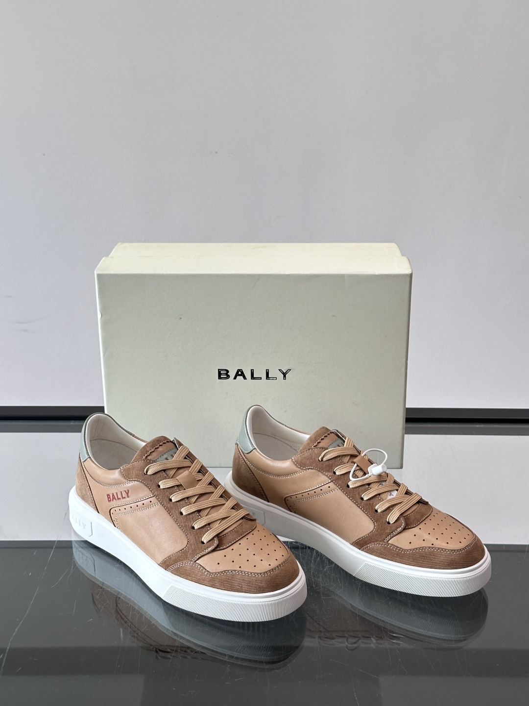 Bally B-Stroke 板鞋,皮革搭配麂皮拼接,酒红色鞋舌点缀,橡胶厚底,鞋侧有"BALLY"压印。 这款 Bally B-Stroke 板鞋,皮革搭配麂皮拼接,酒红色鞋舌点缀,橡胶厚底,鞋侧有"BALLY"压印。 这款