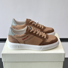 Bally B-Stroke 板鞋,皮革搭配麂皮拼接,酒红色鞋舌点缀,橡胶厚底,鞋侧有"BALLY"压印。 这款 Bally B-Stroke 板鞋,皮革搭配麂皮拼接,酒红色鞋舌点缀,橡胶厚底,鞋侧有"BALLY"压印。 这款