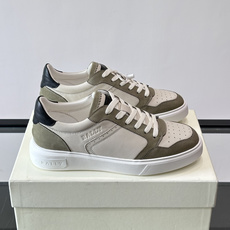Bally B-Stroke 板鞋,皮革搭配麂皮拼接,酒红色鞋舌点缀,橡胶厚底,鞋侧有"BALLY"压印。 这款 Bally B-Stroke 板鞋,皮革搭配麂皮拼接,酒红色鞋舌点缀,橡胶厚底,鞋侧有"BALLY"压印。 这款