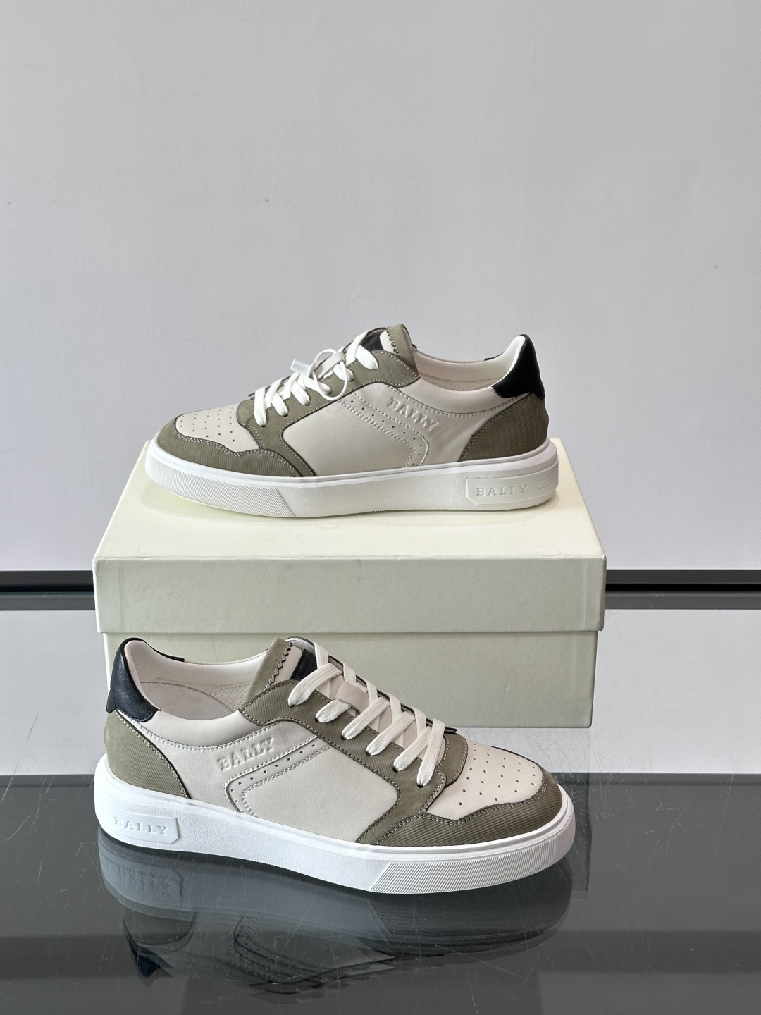 ​​Bally B-Stroke 板鞋​​，皮革搭配麂皮拼接，酒红色鞋舌点缀，橡胶厚底，鞋侧有"BALLY"压印。 这款