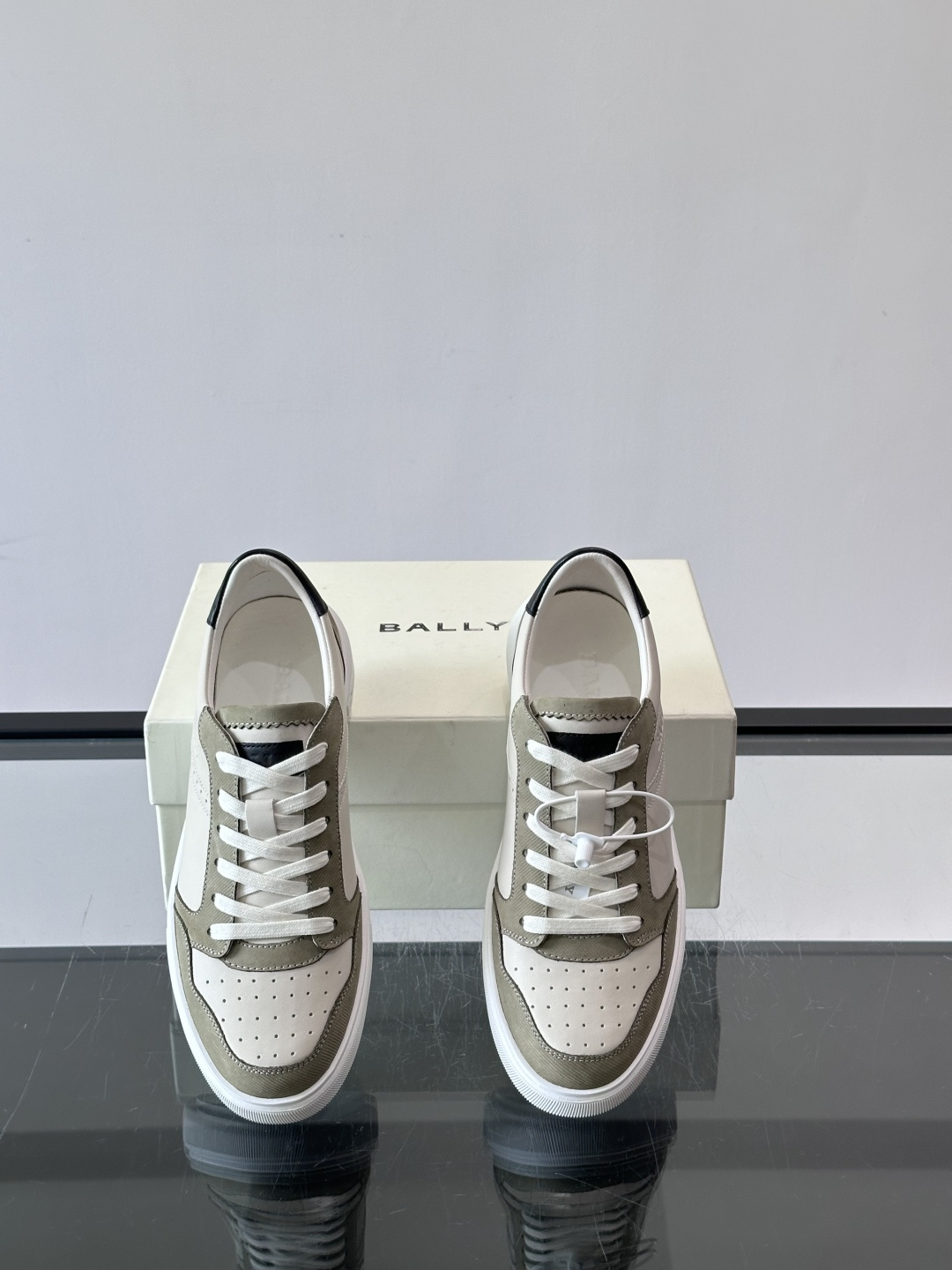 ​​Bally B-Stroke 板鞋​​，皮革搭配麂皮拼接，酒红色鞋舌点缀，橡胶厚底，鞋侧有"BALLY"压印。 这款