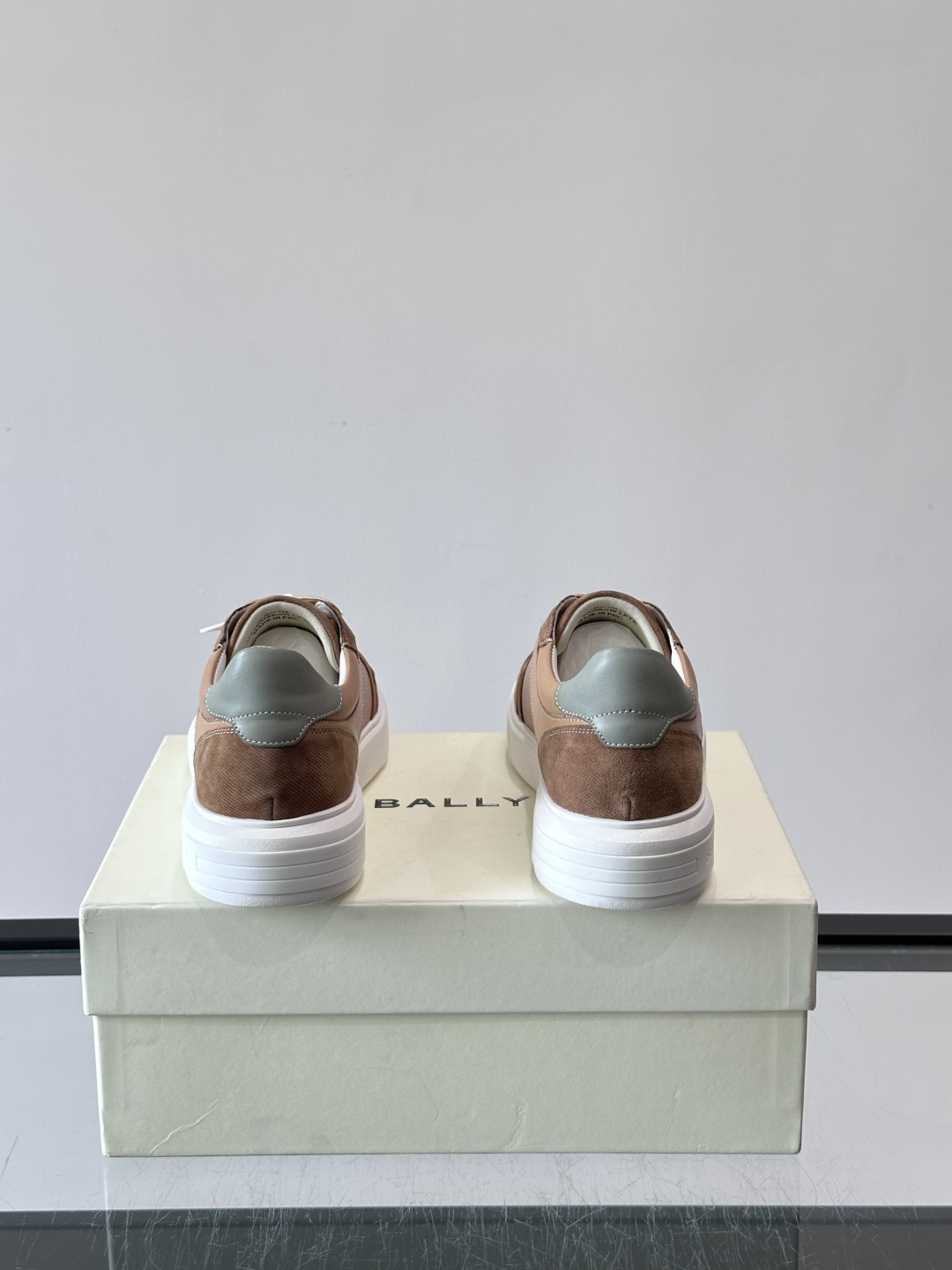 Bally B-Stroke 板鞋,皮革搭配麂皮拼接,酒红色鞋舌点缀,橡胶厚底,鞋侧有"BALLY"压印。 这款 Bally B-Stroke 板鞋,皮革搭配麂皮拼接,酒红色鞋舌点缀,橡胶厚底,鞋侧有"BALLY"压印。 这款