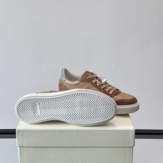 Bally B-Stroke 板鞋,皮革搭配麂皮拼接,酒红色鞋舌点缀,橡胶厚底,鞋侧有"BALLY"压印。 这款 Bally B-Stroke 板鞋,皮革搭配麂皮拼接,酒红色鞋舌点缀,橡胶厚底,鞋侧有"BALLY"压印。 这款
