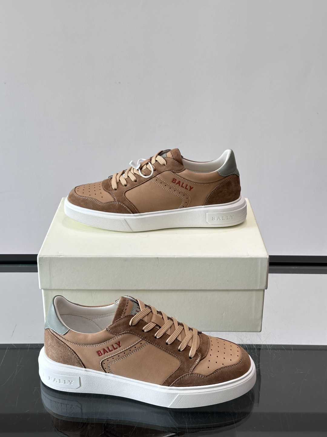 Bally B-Stroke 板鞋,皮革搭配麂皮拼接,酒红色鞋舌点缀,橡胶厚底,鞋侧有"BALLY"压印。 这款 Bally B-Stroke 板鞋,皮革搭配麂皮拼接,酒红色鞋舌点缀,橡胶厚底,鞋侧有"BALLY"压印。 这款