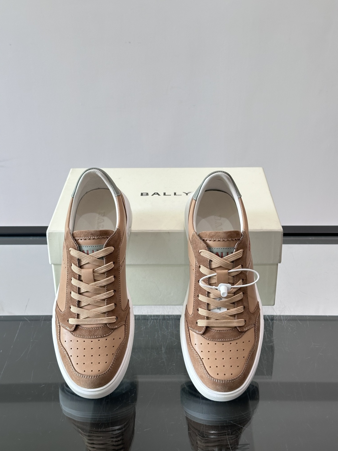 Bally B-Stroke 板鞋,皮革搭配麂皮拼接,酒红色鞋舌点缀,橡胶厚底,鞋侧有"BALLY"压印。 这款 Bally B-Stroke 板鞋,皮革搭配麂皮拼接,酒红色鞋舌点缀,橡胶厚底,鞋侧有"BALLY"压印。 这款