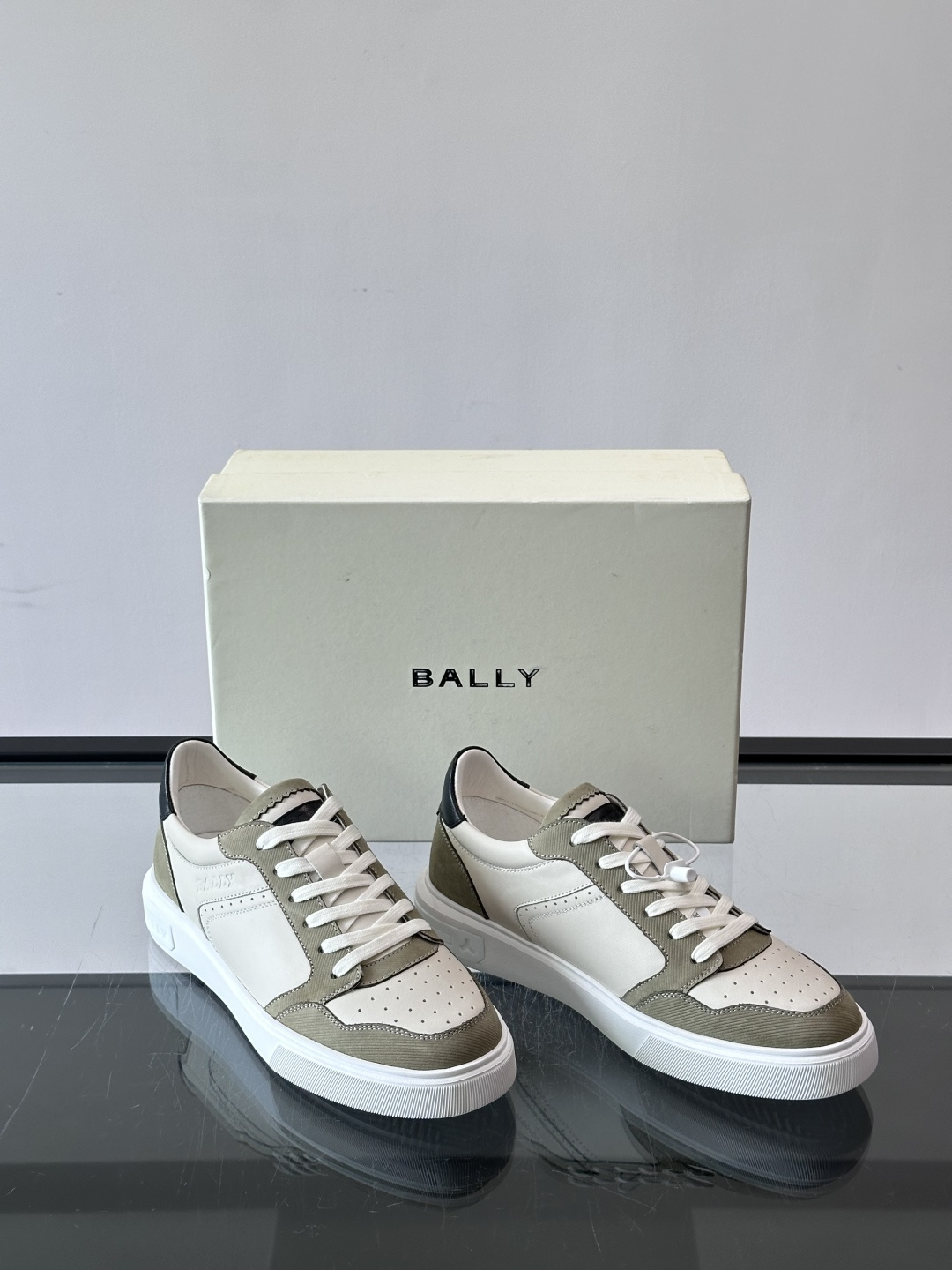 ​​Bally B-Stroke 板鞋​​，皮革搭配麂皮拼接，酒红色鞋舌点缀，橡胶厚底，鞋侧有"BALLY"压印。 这款