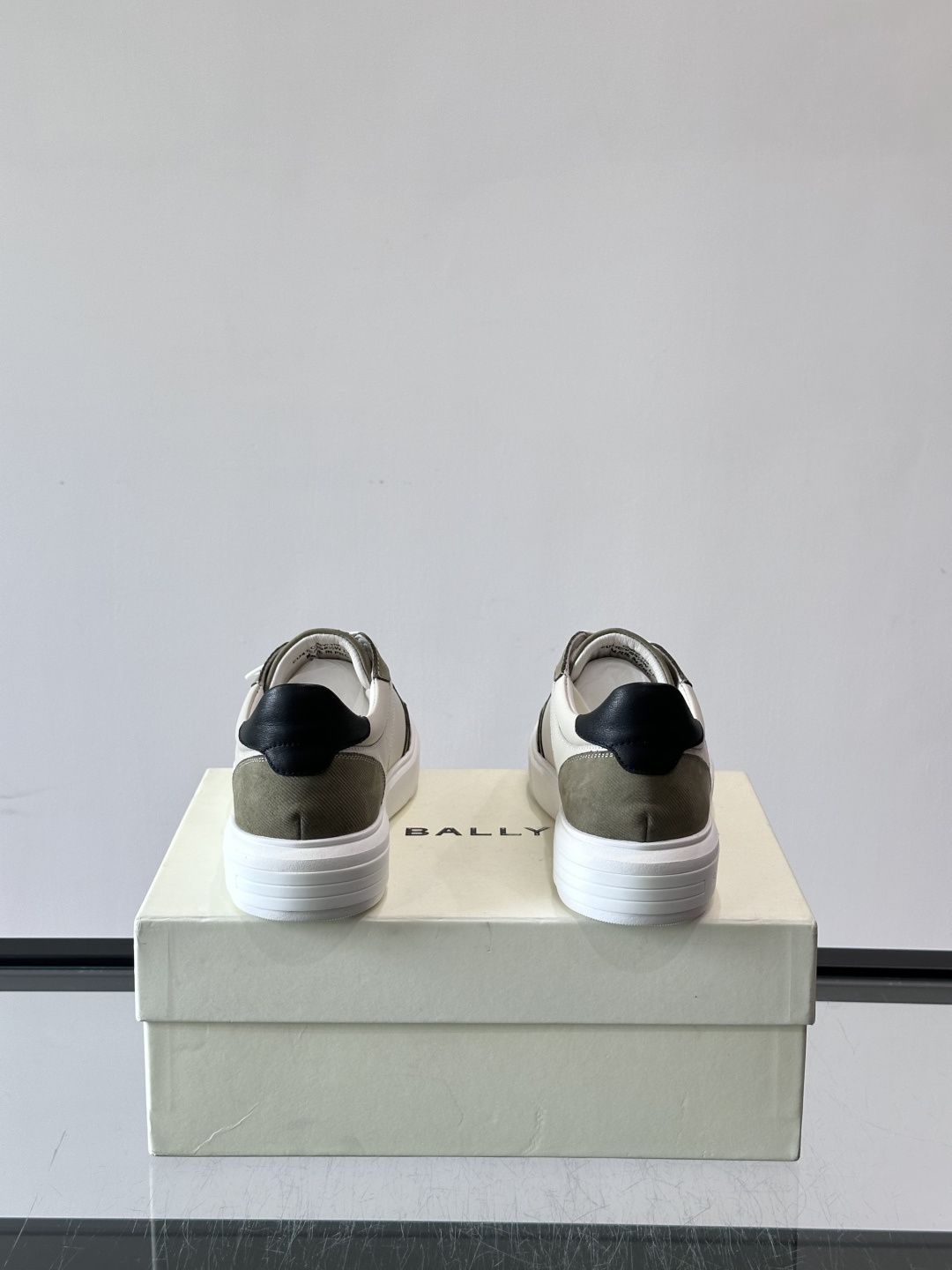 ​​Bally B-Stroke 板鞋​​，皮革搭配麂皮拼接，酒红色鞋舌点缀，橡胶厚底，鞋侧有"BALLY"压印。 这款