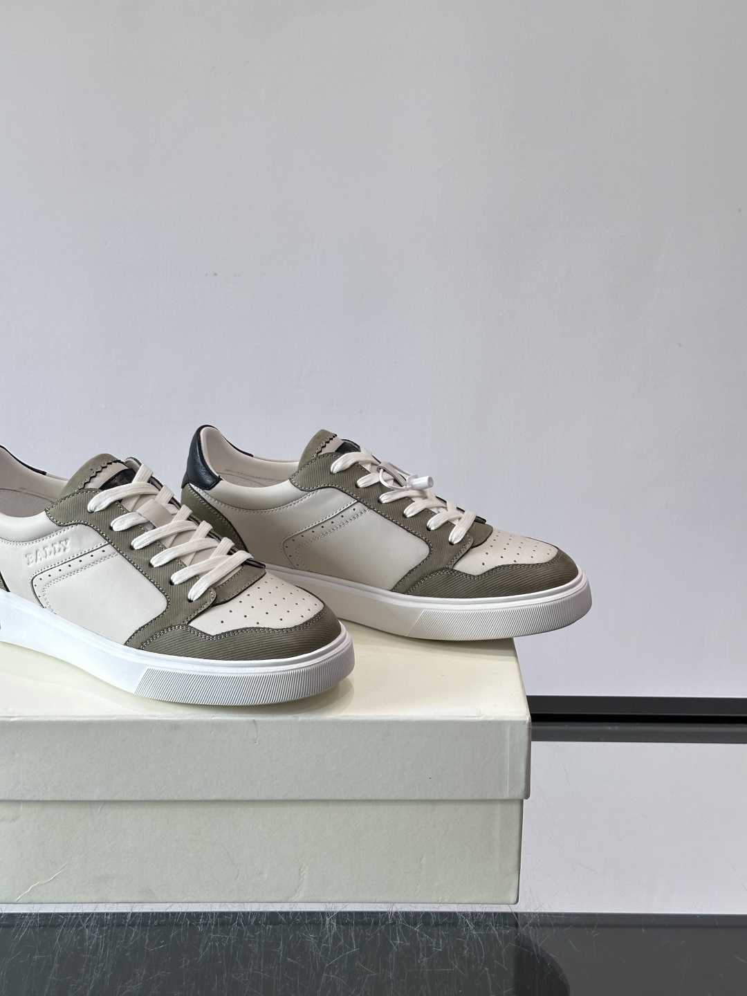 ​​Bally B-Stroke 板鞋​​，皮革搭配麂皮拼接，酒红色鞋舌点缀，橡胶厚底，鞋侧有"BALLY"压印。 这款