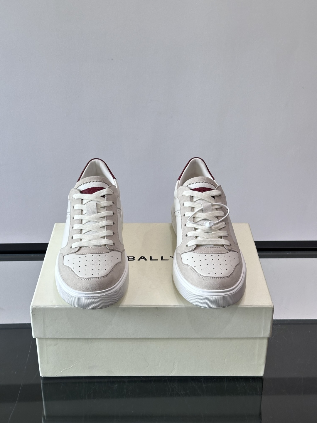 Bally B-Stroke 板鞋,皮革搭配麂皮拼接,酒红色鞋舌点缀,橡胶厚底,鞋侧有"BALLY"压印。 这款 Bally B-Stroke 板鞋,皮革搭配麂皮拼接,酒红色鞋舌点缀,橡胶厚底,鞋侧有"BALLY"压印。 这款