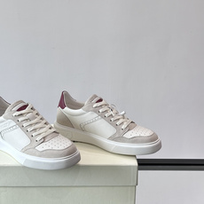 Bally B-Stroke 板鞋,皮革搭配麂皮拼接,酒红色鞋舌点缀,橡胶厚底,鞋侧有"BALLY"压印。 这款 Bally B-Stroke 板鞋,皮革搭配麂皮拼接,酒红色鞋舌点缀,橡胶厚底,鞋侧有"BALLY"压印。 这款