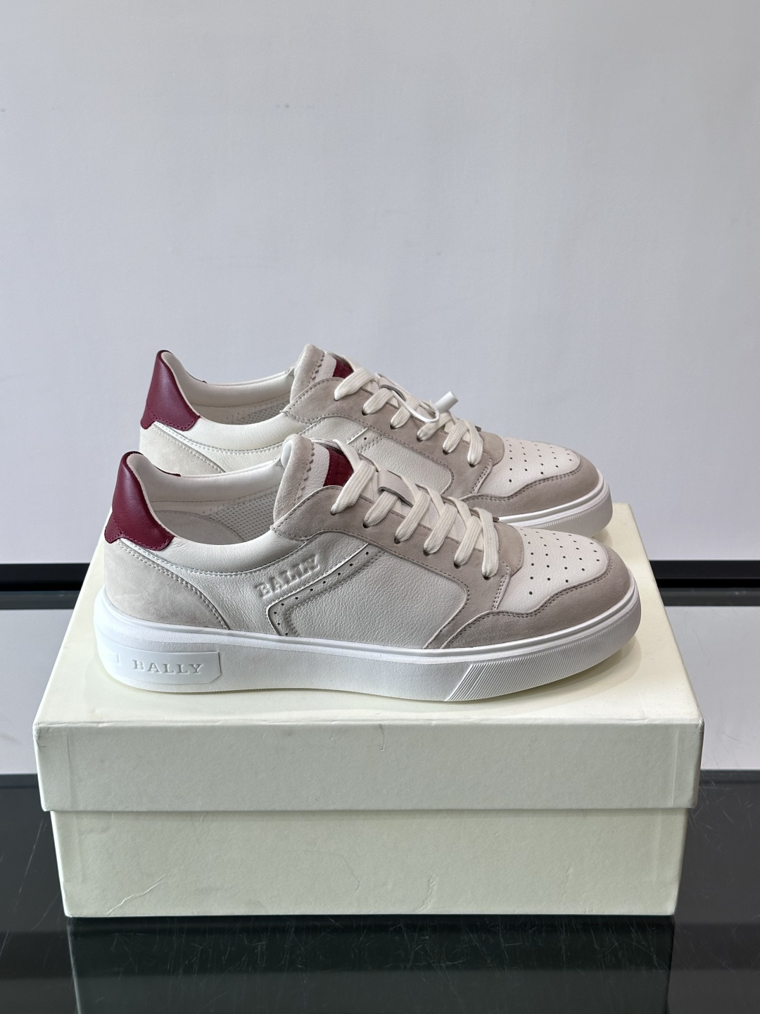 NO:955089,Bally B-Stroke sneakers, leather and suede stitching, burgundy tongue embellishment, rubber thick sole, and 'BALLY' embossed on the side of the shoe. These shoes take the 'low-key luxury sneakers' route, the suede + leather splicing has a layered feel, and the burgundy embellishment is not eye-catching but uplifting. This color scheme is clean and versatile, not boring in summer, and can be used for daily commuting and leisure.  ,size38-46 (38.45.46 customized),,chamois leather19860909Bally B-Stroke 板鞋,皮革搭配麂皮拼接,酒红色鞋舌点缀,橡胶厚底,鞋侧有'BALLY'压印. 这款走的是'低调轻奢板鞋'路线,麂皮 + 皮革的拼接有层次感,酒红点缀不抢眼但提气. 这个配色干净百搭,夏天穿不闷,日常通勤休闲都能撑住. ,size38-46（38.45.46定制）,,chamois leather,Men's shoes