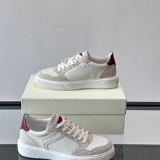 Bally B-Stroke 板鞋,皮革搭配麂皮拼接,酒红色鞋舌点缀,橡胶厚底,鞋侧有"BALLY"压印。 这款 Bally B-Stroke 板鞋,皮革搭配麂皮拼接,酒红色鞋舌点缀,橡胶厚底,鞋侧有"BALLY"压印。 这款