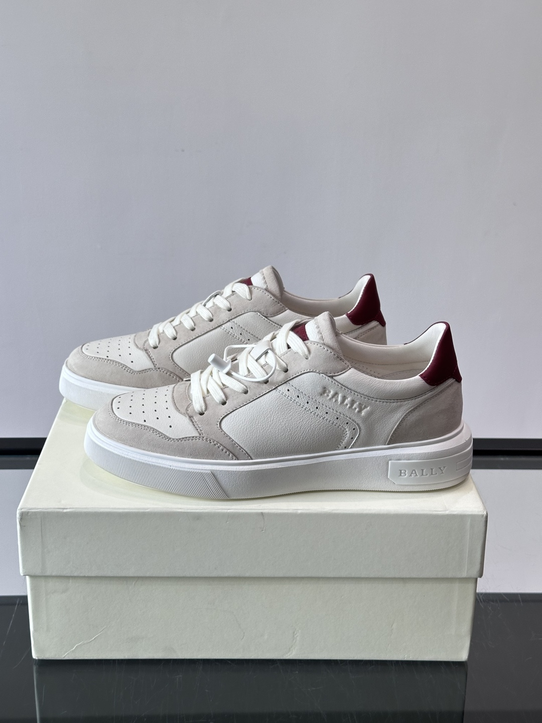 Bally B-Stroke 板鞋,皮革搭配麂皮拼接,酒红色鞋舌点缀,橡胶厚底,鞋侧有"BALLY"压印。 这款 Bally B-Stroke 板鞋,皮革搭配麂皮拼接,酒红色鞋舌点缀,橡胶厚底,鞋侧有"BALLY"压印。 这款
