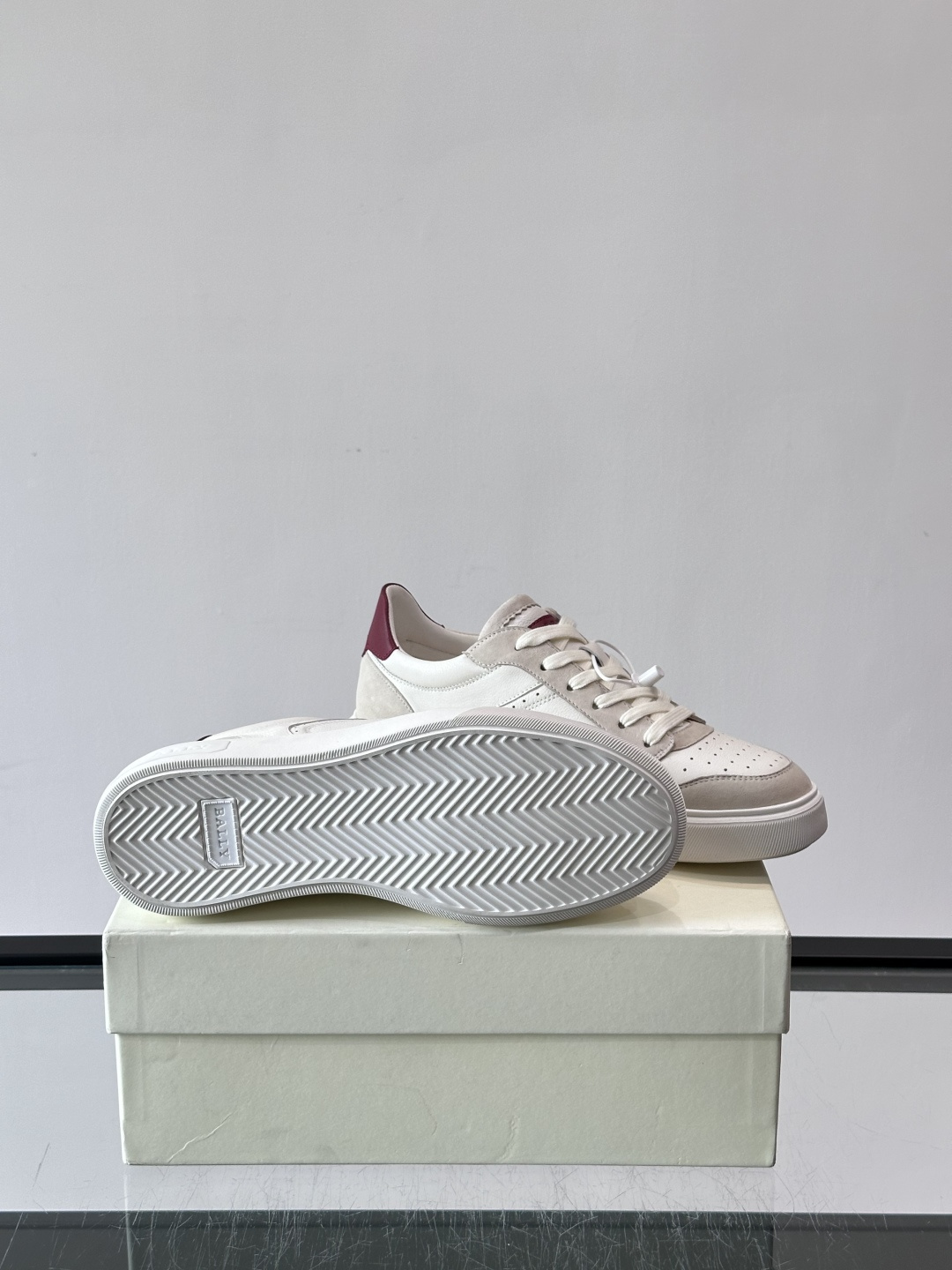 Bally B-Stroke 板鞋,皮革搭配麂皮拼接,酒红色鞋舌点缀,橡胶厚底,鞋侧有"BALLY"压印。 这款 Bally B-Stroke 板鞋,皮革搭配麂皮拼接,酒红色鞋舌点缀,橡胶厚底,鞋侧有"BALLY"压印。 这款