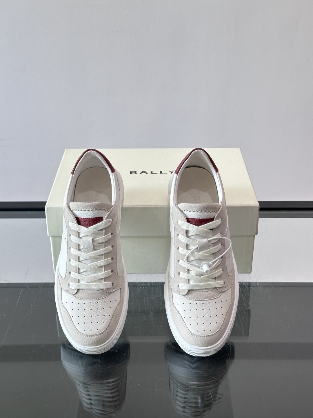 Bally B-Stroke 板鞋,皮革搭配麂皮拼接,酒红色鞋舌点缀,橡胶厚底,鞋侧有"BALLY"压印。 这款 Bally B-Stroke 板鞋,皮革搭配麂皮拼接,酒红色鞋舌点缀,橡胶厚底,鞋侧有"BALLY"压印。 这款
