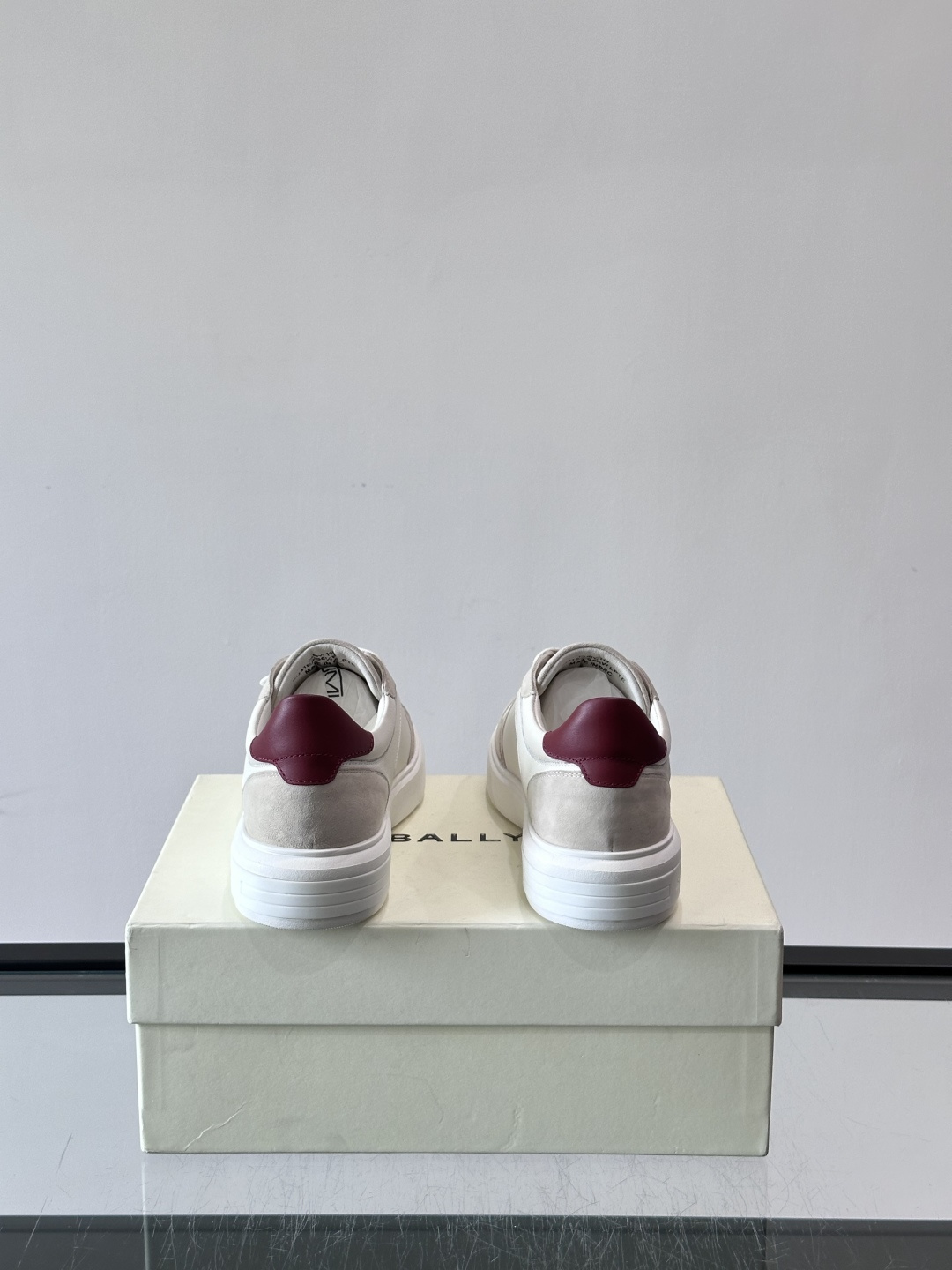 Bally B-Stroke 板鞋,皮革搭配麂皮拼接,酒红色鞋舌点缀,橡胶厚底,鞋侧有"BALLY"压印。 这款 Bally B-Stroke 板鞋,皮革搭配麂皮拼接,酒红色鞋舌点缀,橡胶厚底,鞋侧有"BALLY"压印。 这款