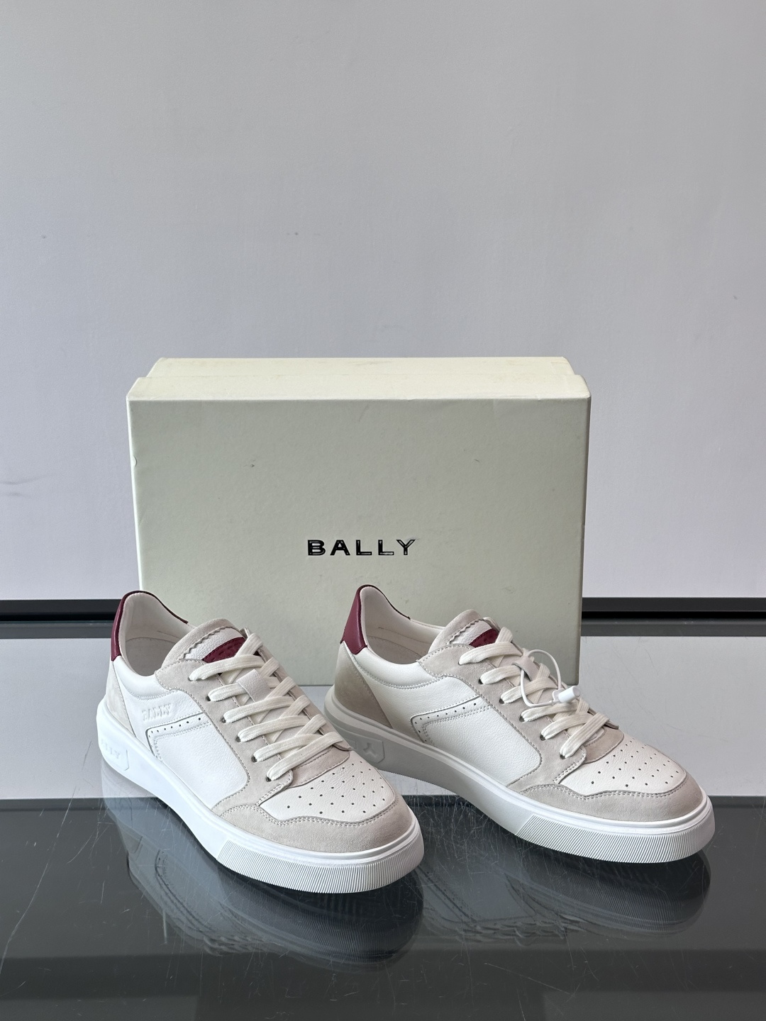 Bally B-Stroke 板鞋,皮革搭配麂皮拼接,酒红色鞋舌点缀,橡胶厚底,鞋侧有"BALLY"压印。 这款 Bally B-Stroke 板鞋,皮革搭配麂皮拼接,酒红色鞋舌点缀,橡胶厚底,鞋侧有"BALLY"压印。 这款