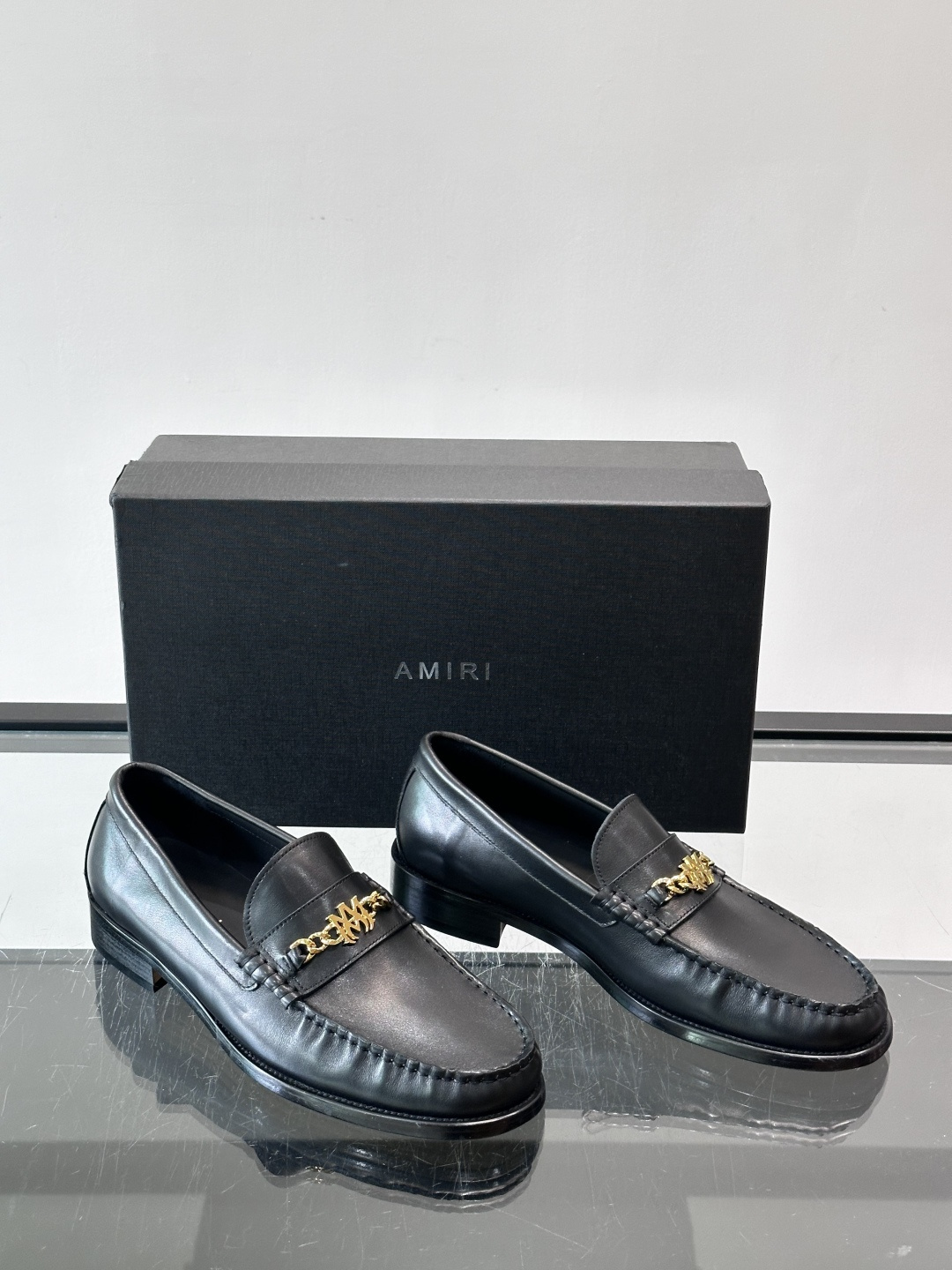 Amiri 真皮大底男士皮鞋,亮面皮革,金色链条马衔扣装饰,手工缝线细节。Amiri 这个品牌走的是"洛杉矶街头 × Amiri 真皮大底男士皮鞋,亮面皮革,金色链条马衔扣装饰,手工缝线细节。Amiri 这个品牌走的是"洛杉矶街头 ×