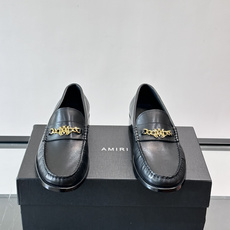 Amiri 真皮大底男士皮鞋,亮面皮革,金色链条马衔扣装饰,手工缝线细节。Amiri 这个品牌走的是"洛杉矶街头 × Amiri 真皮大底男士皮鞋,亮面皮革,金色链条马衔扣装饰,手工缝线细节。Amiri 这个品牌走的是"洛杉矶街头 ×