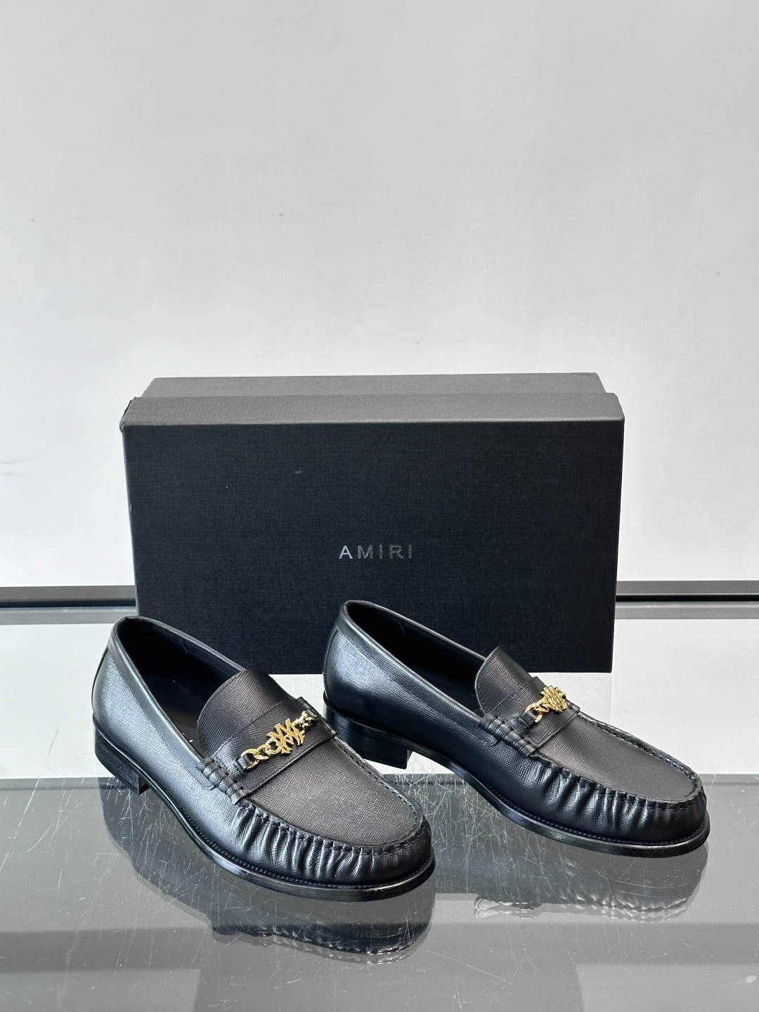 Amiri 真皮大底男士皮鞋,亮面皮革,金色链条马衔扣装饰,手工缝线细节。Amiri 这个品牌走的是"洛杉矶街头 × Amiri 真皮大底男士皮鞋,亮面皮革,金色链条马衔扣装饰,手工缝线细节。Amiri 这个品牌走的是"洛杉矶街头 ×