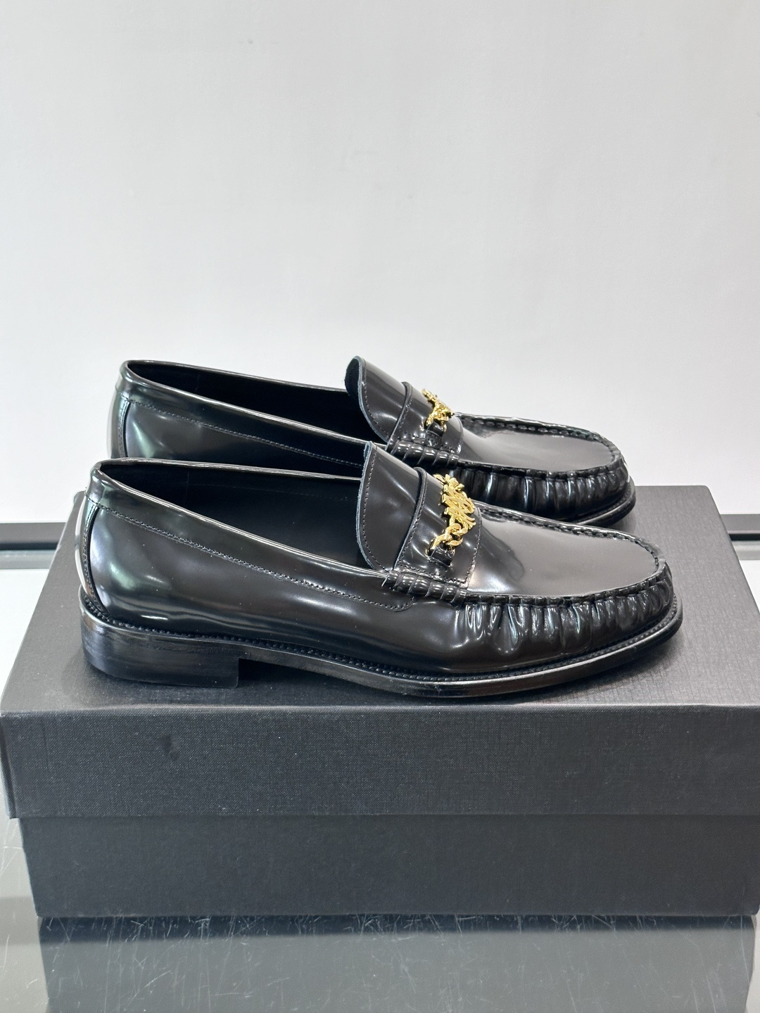 Amiri 真皮大底男士皮鞋,亮面皮革,金色链条马衔扣装饰,手工缝线细节。Amiri 这个品牌走的是"洛杉矶街头 × Amiri 真皮大底男士皮鞋,亮面皮革,金色链条马衔扣装饰,手工缝线细节。Amiri 这个品牌走的是"洛杉矶街头 ×