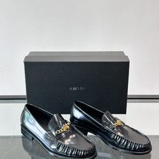 Amiri 真皮大底男士皮鞋,亮面皮革,金色链条马衔扣装饰,手工缝线细节。Amiri 这个品牌走的是"洛杉矶街头 × Amiri 真皮大底男士皮鞋,亮面皮革,金色链条马衔扣装饰,手工缝线细节。Amiri 这个品牌走的是"洛杉矶街头 ×