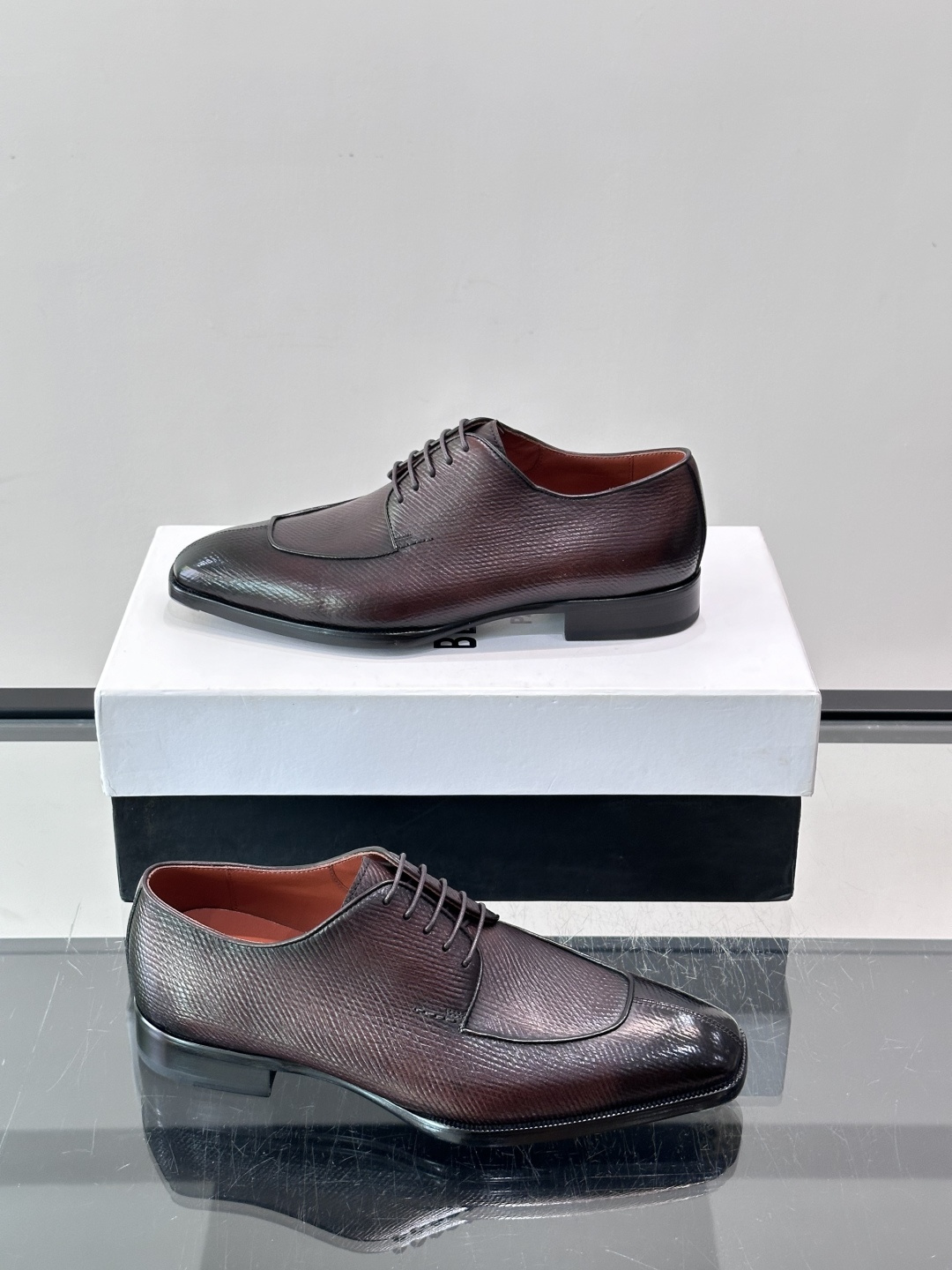 Berluti/布鲁提高端真皮大底正装皮鞋，采用进口牛皮鞋面 柔软有型，手工改色工艺，低调奢华气质，舒适透气版型，小牛皮