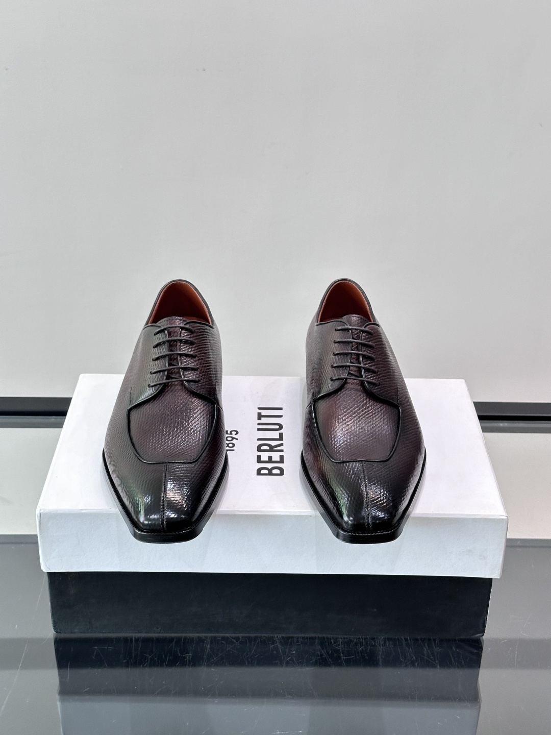 Berluti/布鲁提高端真皮大底正装皮鞋，采用进口牛皮鞋面 柔软有型，手工改色工艺，低调奢华气质，舒适透气版型，小牛皮