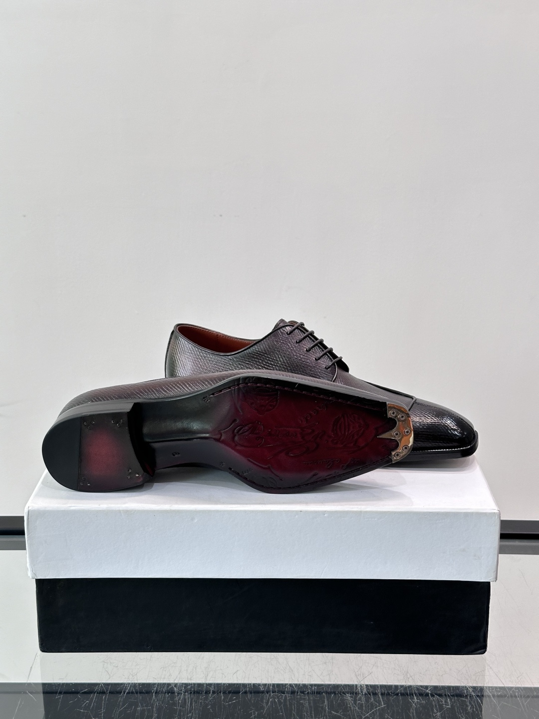 Berluti/布鲁提高端真皮大底正装皮鞋，采用进口牛皮鞋面 柔软有型，手工改色工艺，低调奢华气质，舒适透气版型，小牛皮