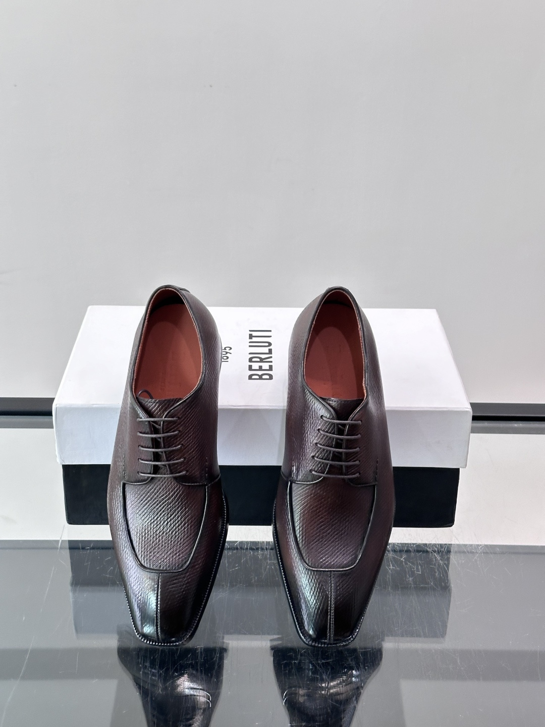 Berluti/布鲁提高端真皮大底正装皮鞋，采用进口牛皮鞋面 柔软有型，手工改色工艺，低调奢华气质，舒适透气版型，小牛皮