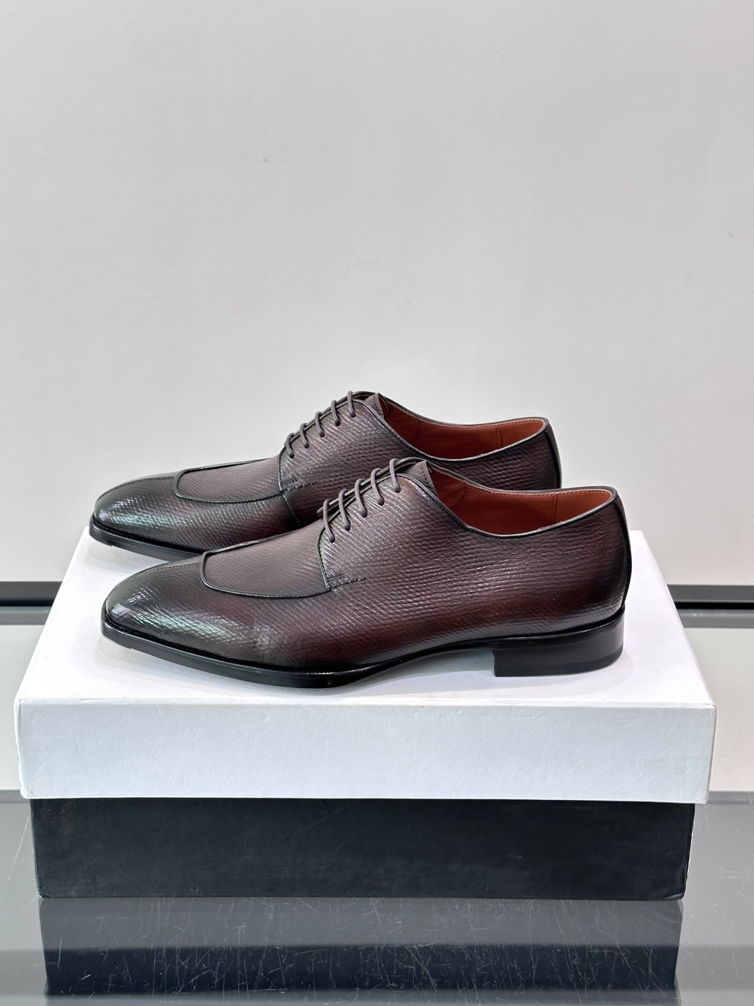 Berluti/布鲁提高端真皮大底正装皮鞋，采用进口牛皮鞋面 柔软有型，手工改色工艺，低调奢华气质，舒适透气版型，小牛皮