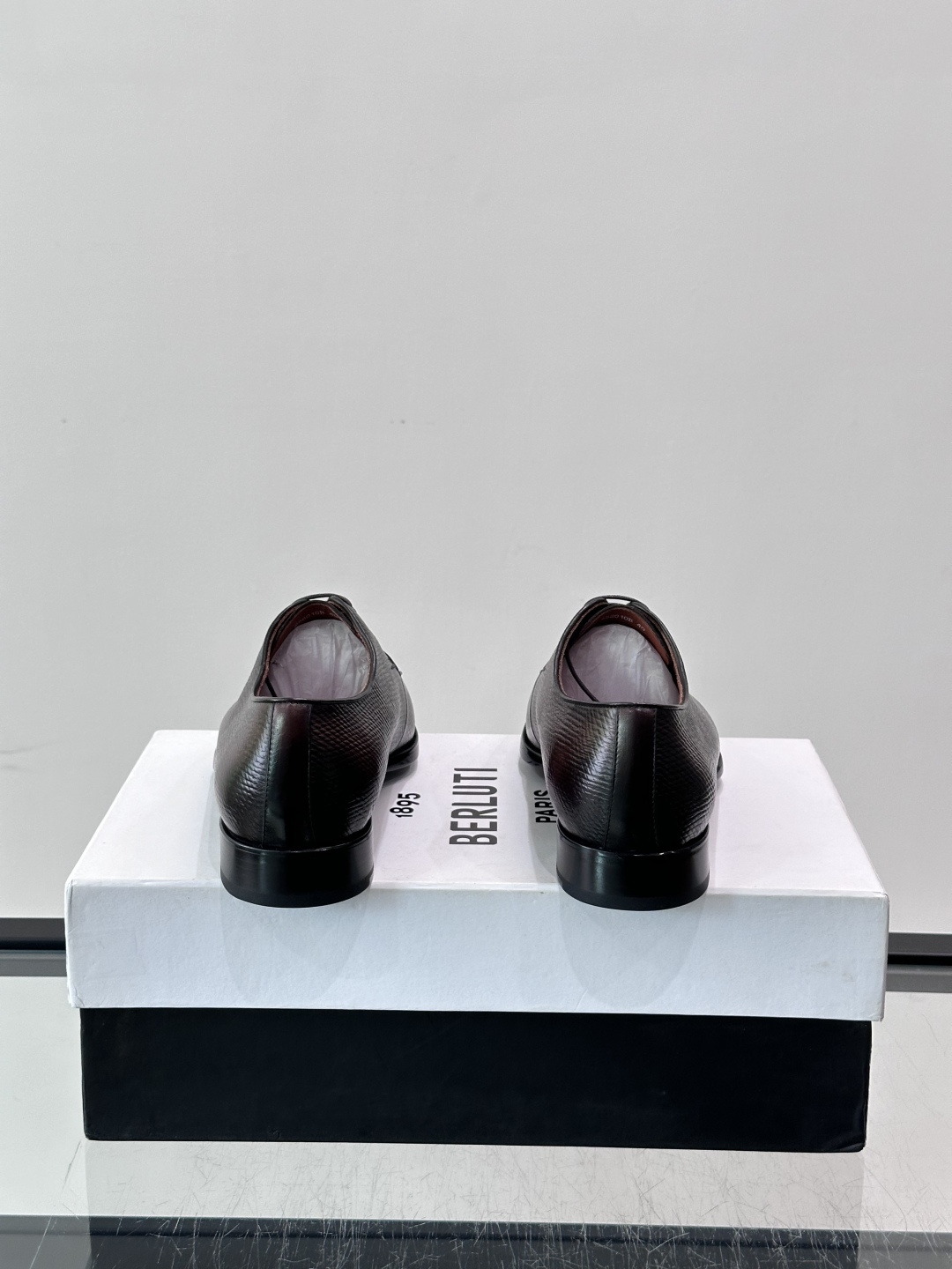 Berluti/布鲁提高端真皮大底正装皮鞋，采用进口牛皮鞋面 柔软有型，手工改色工艺，低调奢华气质，舒适透气版型，小牛皮