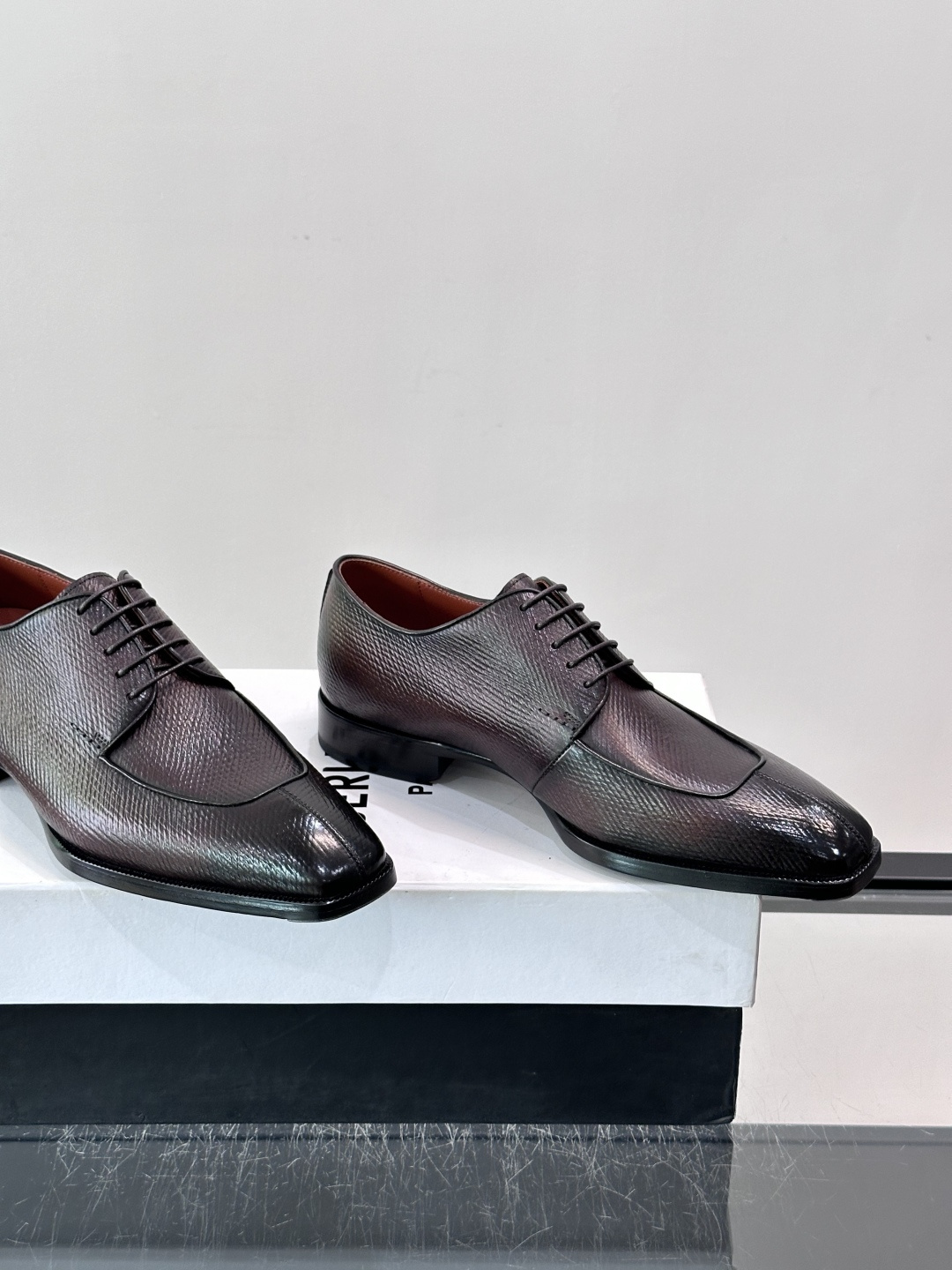 Berluti/布鲁提高端真皮大底正装皮鞋，采用进口牛皮鞋面 柔软有型，手工改色工艺，低调奢华气质，舒适透气版型，小牛皮