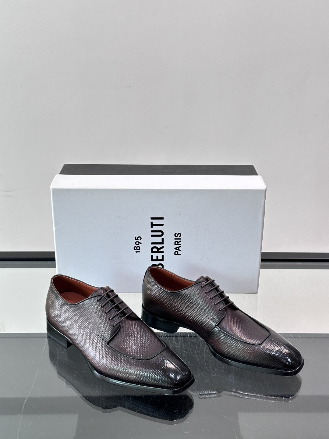 Berluti/布鲁提高端真皮大底正装皮鞋，采用进口牛皮鞋面 柔软有型，手工改色工艺，低调奢华气质，舒适透气版型，小牛皮