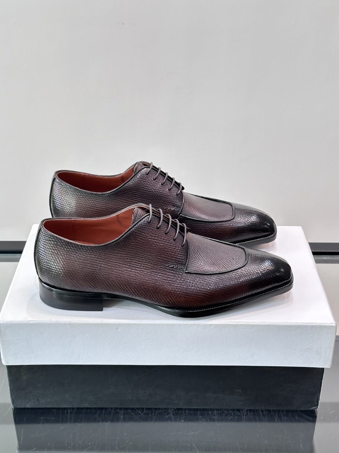 Berluti/布鲁提高端真皮大底正装皮鞋,采用进口牛皮鞋面 柔软有型,手工改色工艺,低调奢华气质,舒适透气版型,小牛皮 Berluti/布鲁提高端真皮大底正装皮鞋,采用进口牛皮鞋面 柔软有型,手工改色工艺,低调奢华气质,舒适透气版型,小牛皮