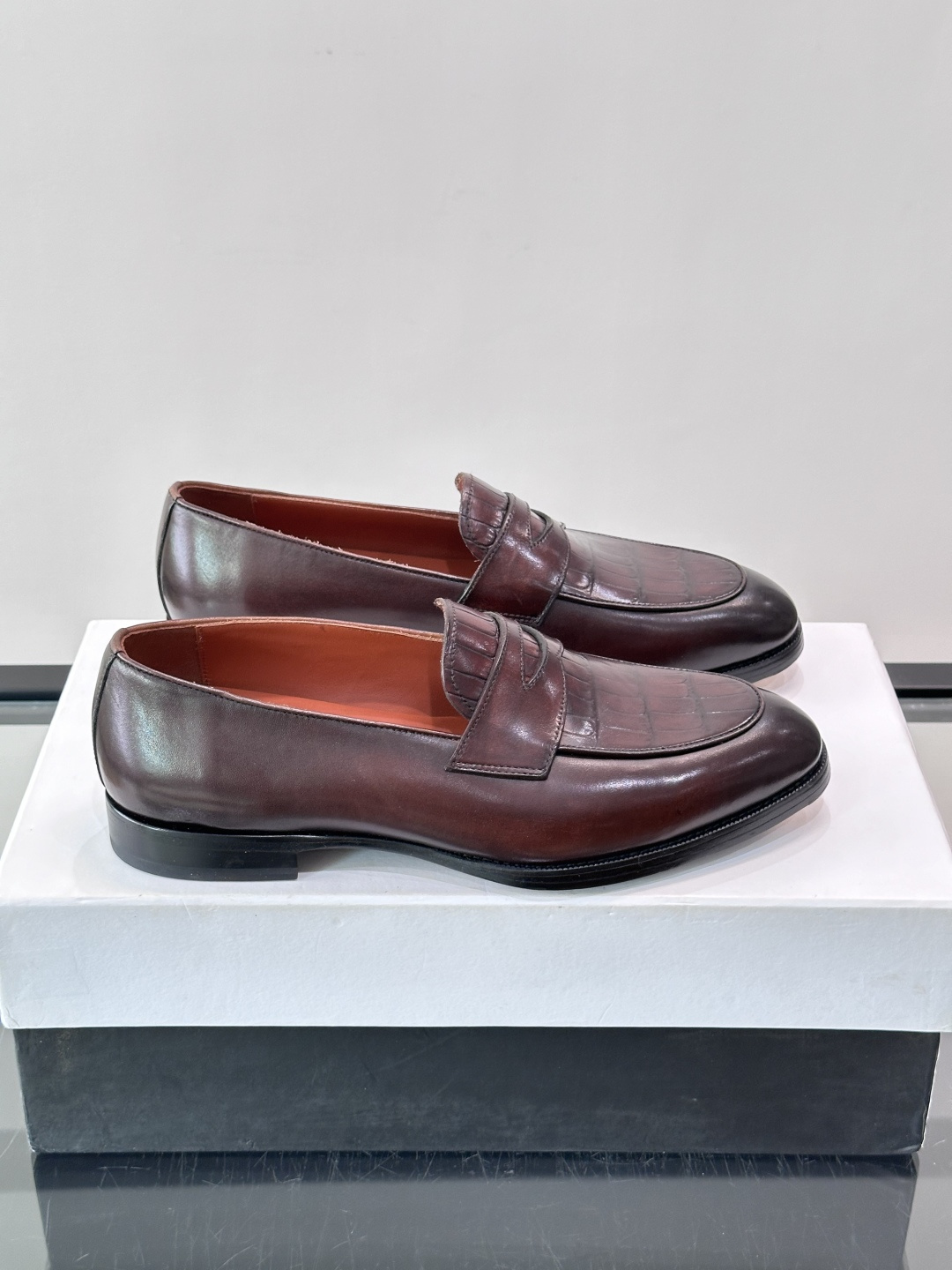 Berluti/布鲁提高端真皮大底正装皮鞋,采用进口牛皮鞋面 柔软有型,手工改色工艺,低调奢华气质,舒适透气版型,小牛皮 Berluti/布鲁提高端真皮大底正装皮鞋,采用进口牛皮鞋面 柔软有型,手工改色工艺,低调奢华气质,舒适透气版型,小牛皮