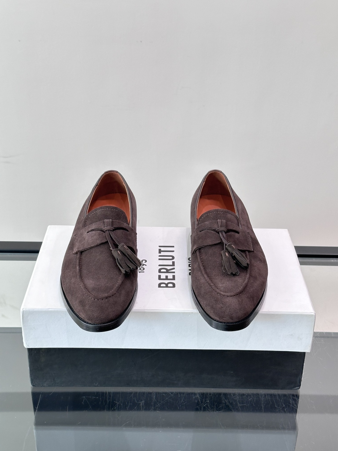 Berluti/布鲁提高端真皮大底正装皮鞋,采用进口牛皮鞋面 柔软有型,手工改色工艺,低调奢华气质,舒适透气版型,小牛皮 Berluti/布鲁提高端真皮大底正装皮鞋,采用进口牛皮鞋面 柔软有型,手工改色工艺,低调奢华气质,舒适透气版型,小牛皮
