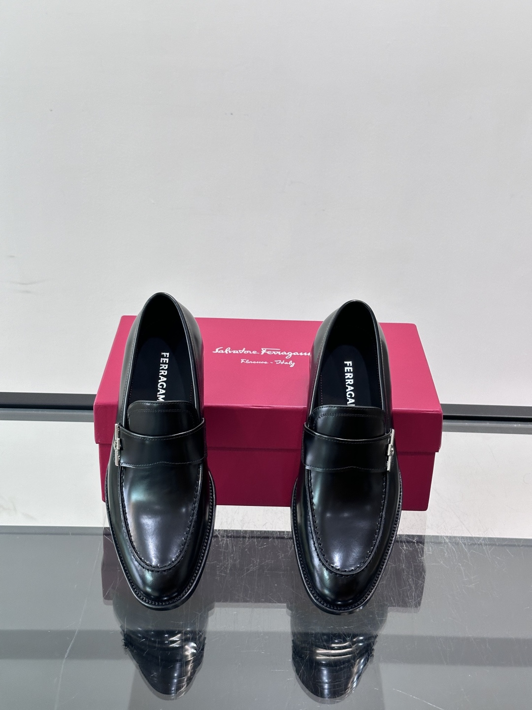 F菲拉格慕男士皮鞋 👞采用真皮材质,质感超高级,英伦风设计简约大方,商务通勤或正式场合都能轻松驾驭👞。一脚蹬设计超方便, F菲拉格慕男士皮鞋 👞采用真皮材质,质感超高级,英伦风设计简约大方,商务通勤或正式场合都能轻松驾驭👞。一脚蹬设计超方便,