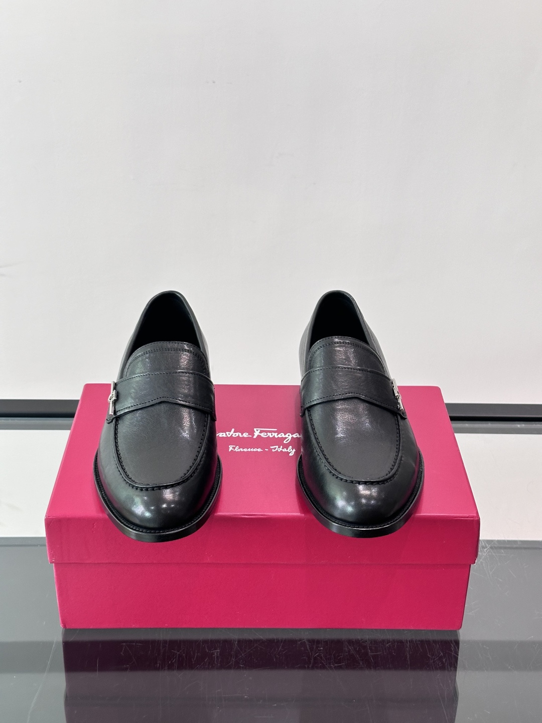 Salvatore Ferragamo Gancini Bit Loafers
精简商用标题：
