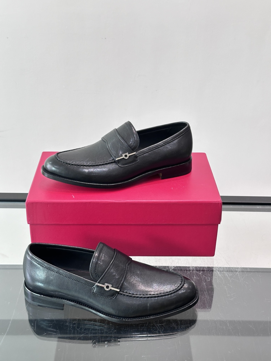 Salvatore Ferragamo Gancini Bit Loafers
精简商用标题：