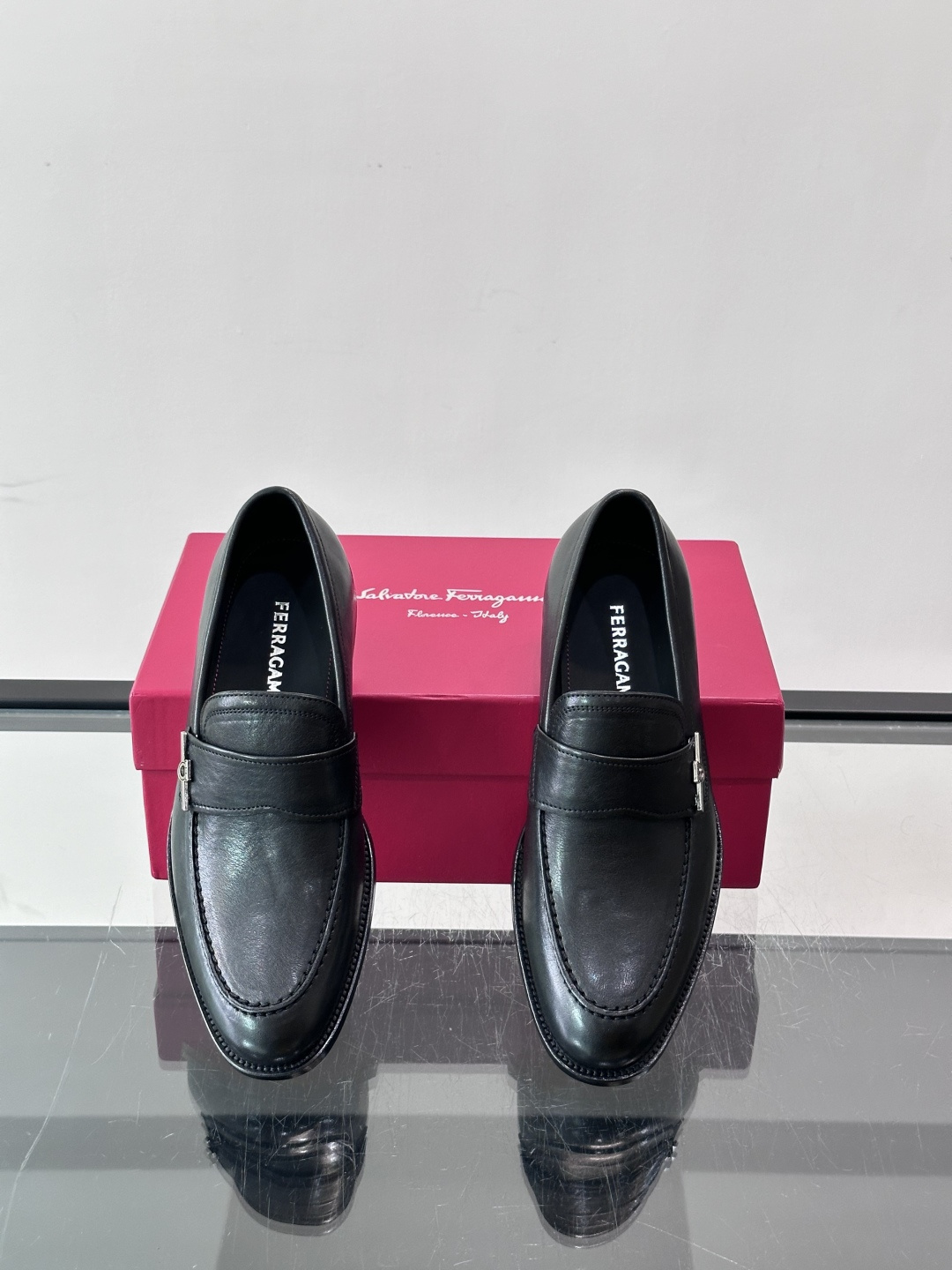 Salvatore Ferragamo Gancini Bit Loafers
精简商用标题：
