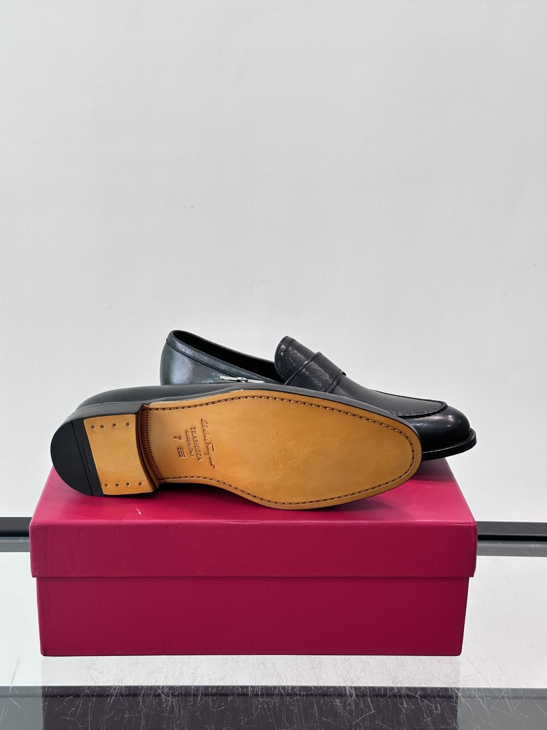 Salvatore Ferragamo Gancini Bit Loafers
精简商用标题：